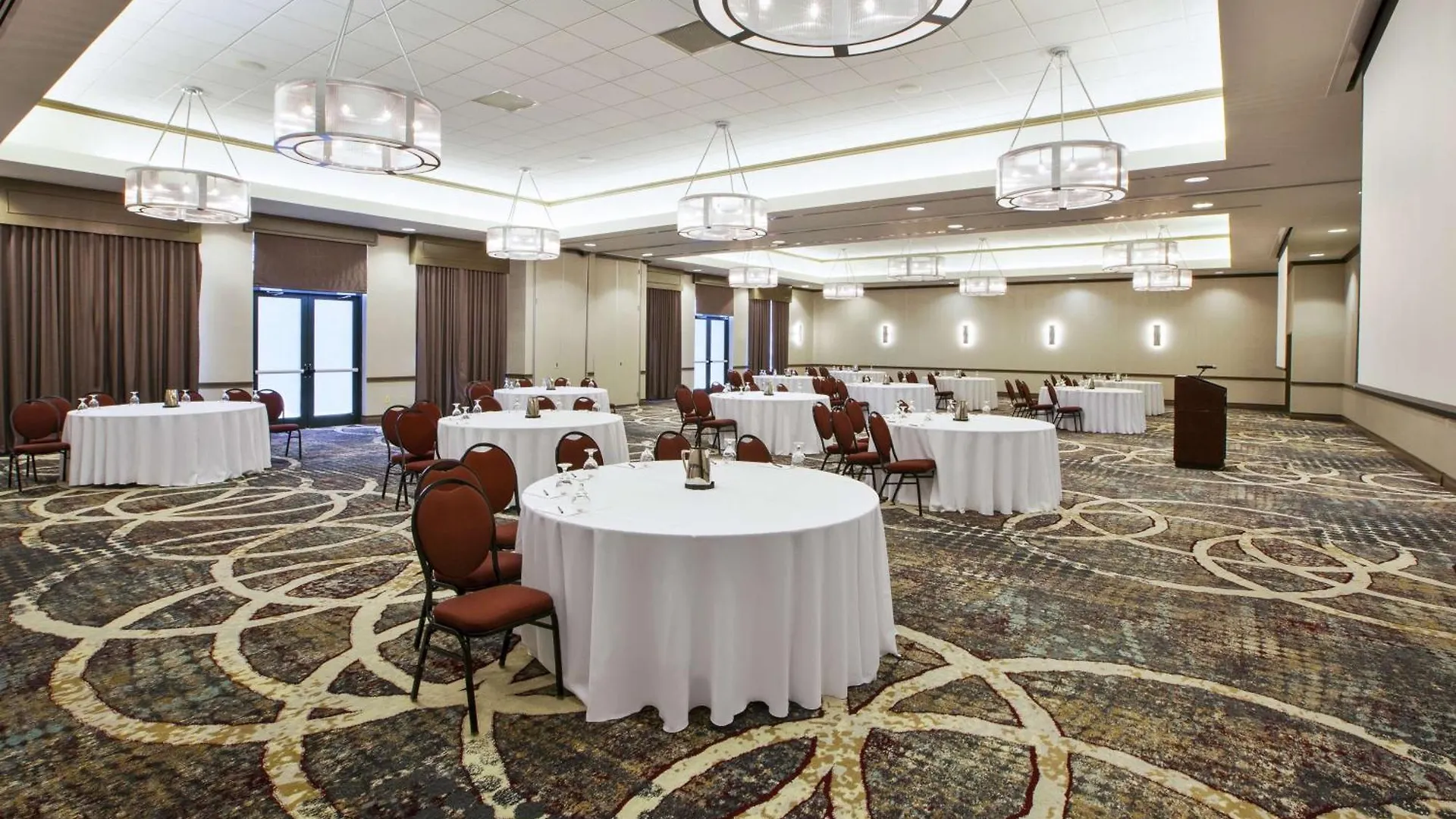 Embassy Suites Columbus - Airport 4*,