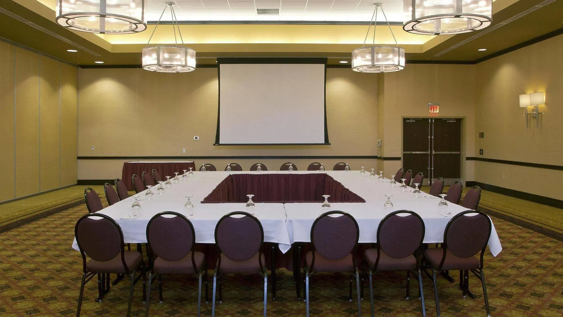 Embassy Suites Columbus - Airport 4*,